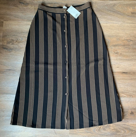 H&M Dresses & Skirts - NWT H&M skirt